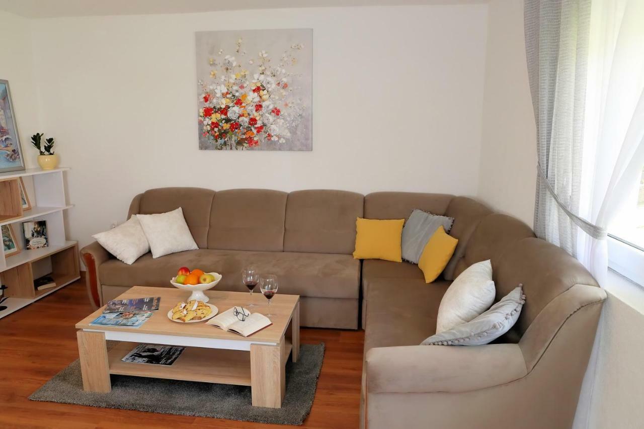 Apartman Sofia Оточац Экстерьер фото